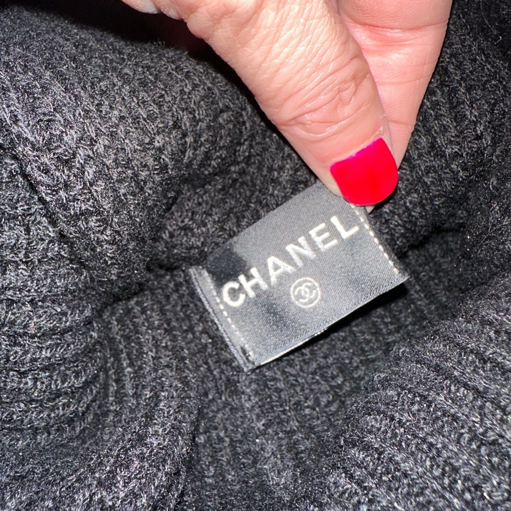 NWT Chanel Black beanie hat with gold sequins - Picture 2 of 6